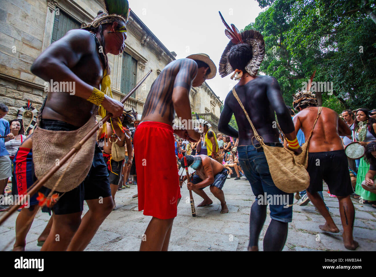 In der indischen Tag Indianer dabei Präsentation Tanz der Öffentlichkeit am Parque Lage, Rio De Janeiro, Brasilien Stockfoto