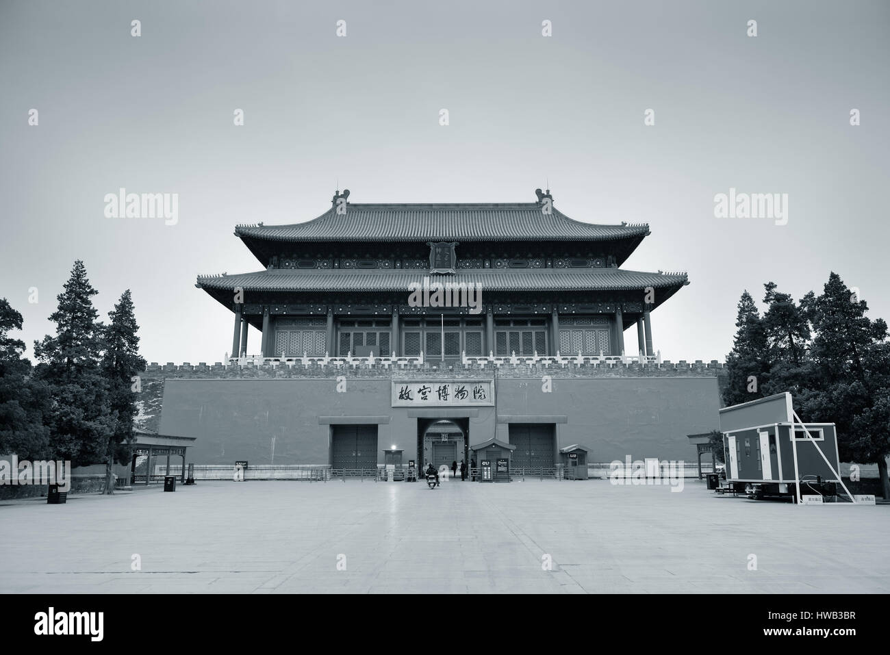 Alte historische Gebäude in schwarz und weiß im Kaiserpalast in Peking, China Stockfoto