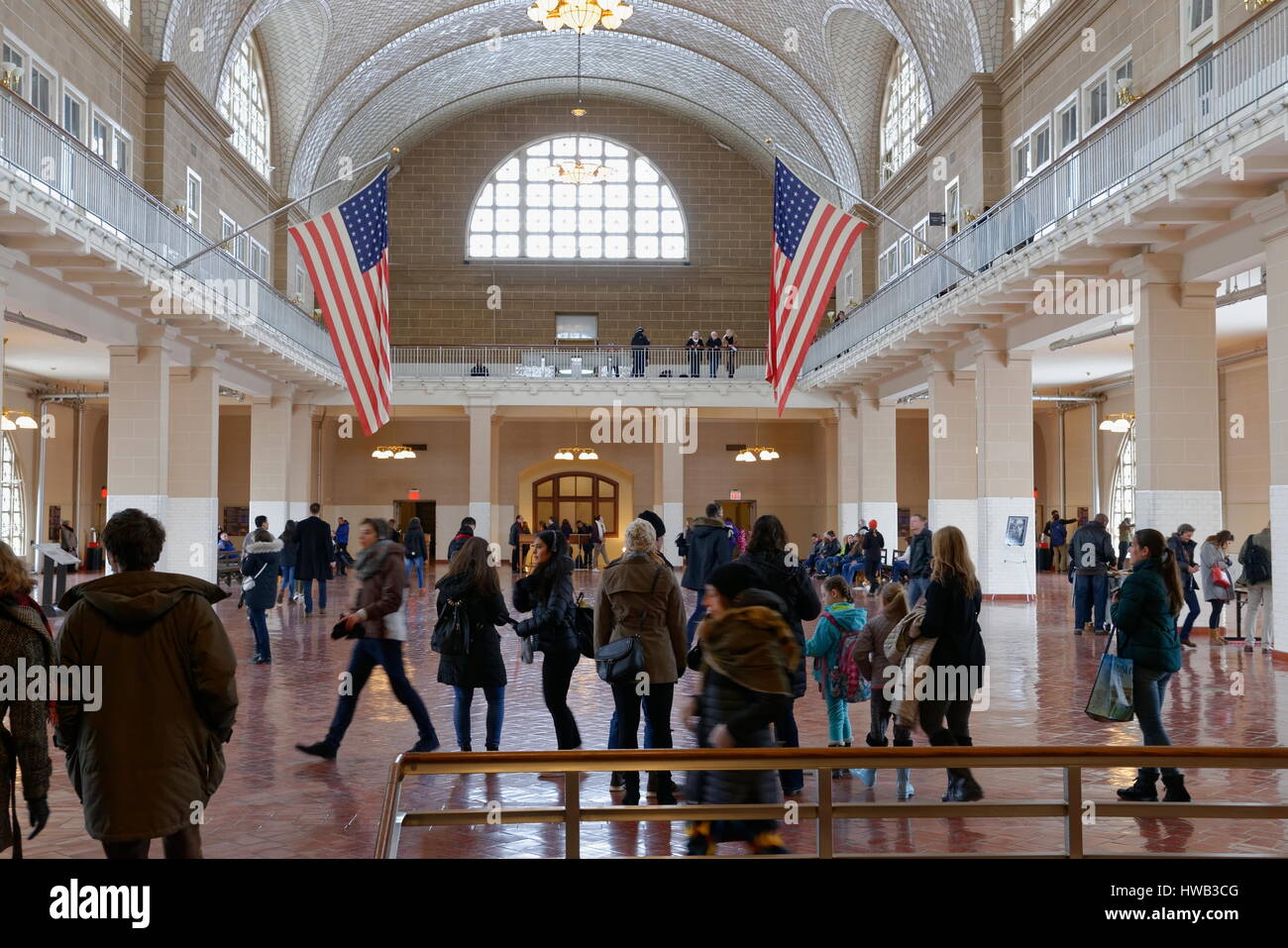 Touristen in der Registry Raum, Ellis Island Stockfoto