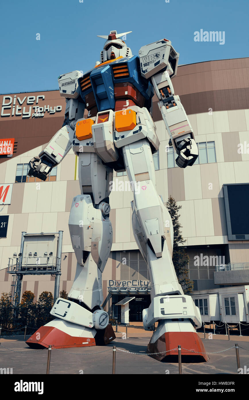 TOKYO, JAPAN - Mai 15: Giant Gundam Robot Statue bei Divercity am 15. Mai 2013 in Tokio. Tokio ist die Hauptstadt von Japan und die bevölkerungsreichste metropolit Stockfoto