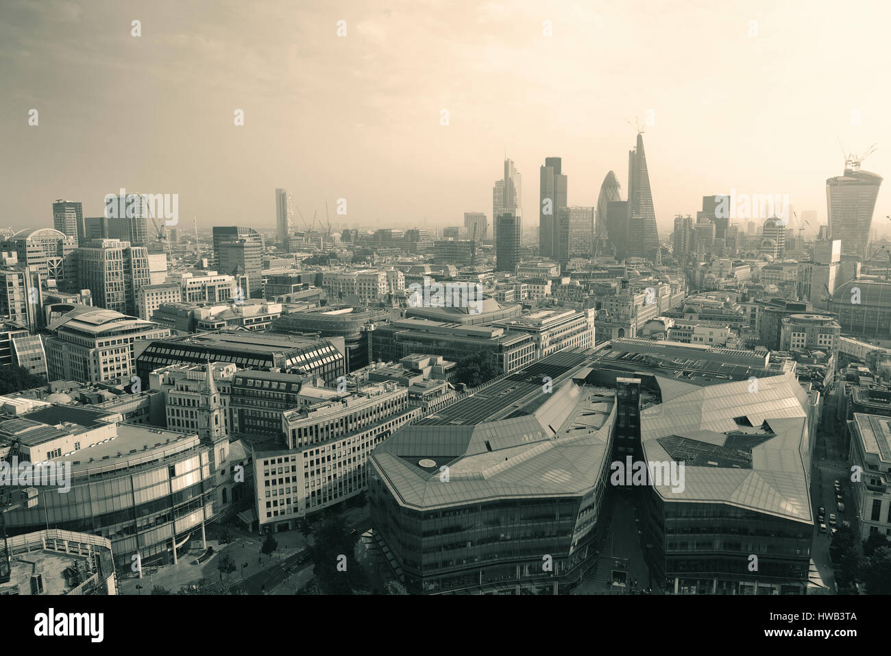 London auf dem Dach Ansicht Panorama mit städtischen Architekturen. Stockfoto