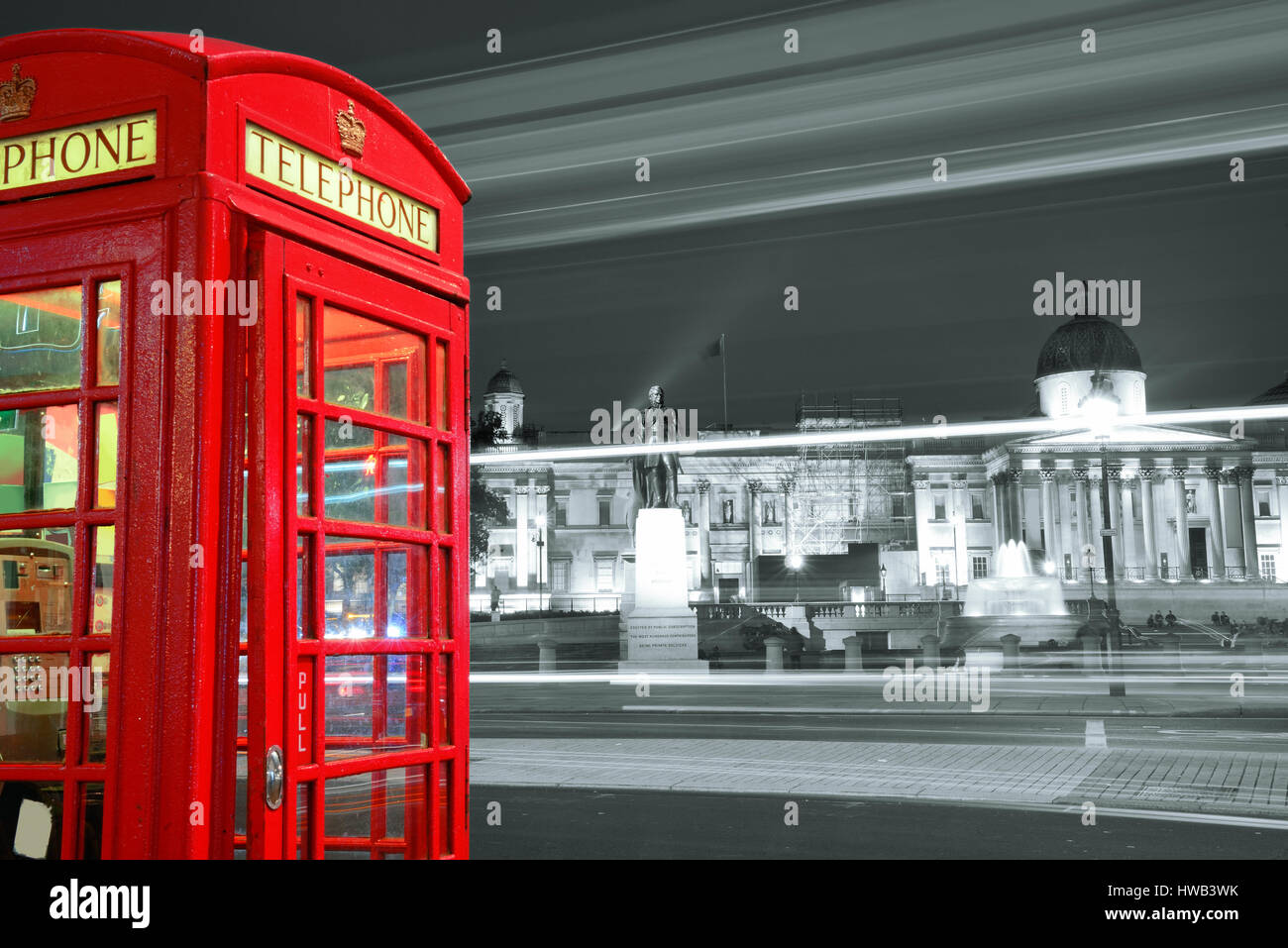 LONDON, UK - 27. September: London Street View mit ikonischen Telefonzelle am 27. September 2013 in London, Vereinigtes Königreich. London ist die meistbesuchte Stadt der Welt und die Stockfoto