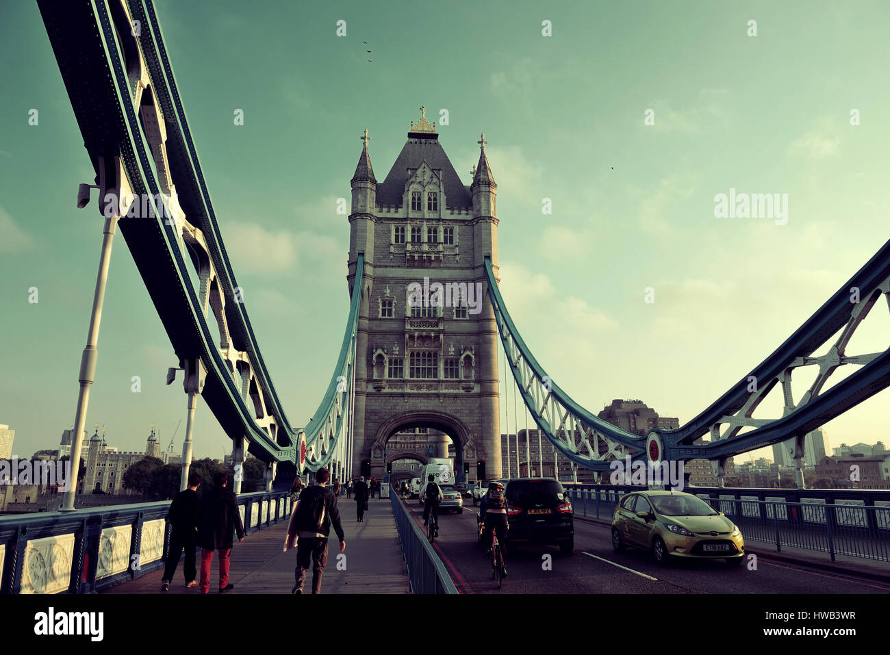 LONDON, UK - 27. September: Tower Bridge und Verkehr am 27. September 2013 in London, Vereinigtes Königreich. London ist die meistbesuchte Stadt der Welt und die Hauptstadt des Königreichs. Stockfoto