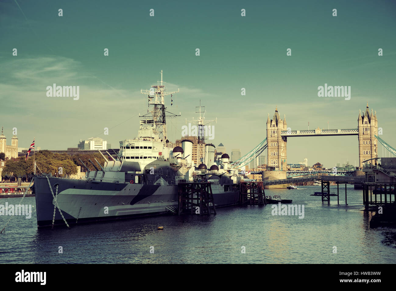 Kriegsschiff HMS Belfast und die Tower Bridge in der Themse in London Stockfoto