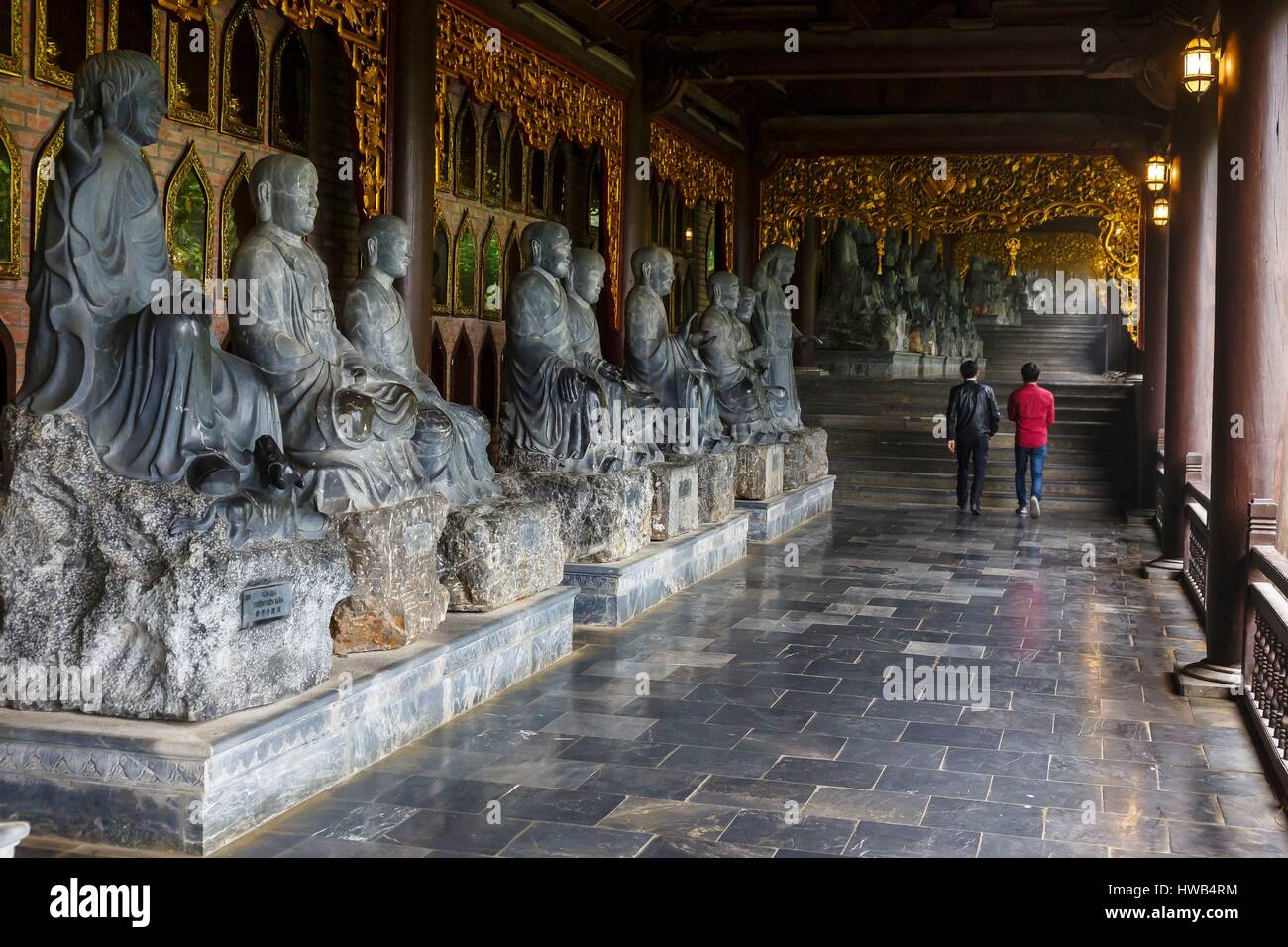 Vietnam, Ninh Binh Province, Gia Sinh, Bai Dinh Pagode, Statuen in eine überdachte Treppe Stockfoto