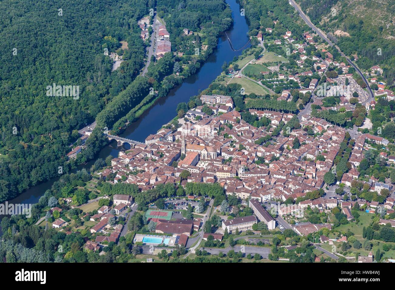 Frankreich, Tarn et Garonne, Saint Antonin Noble Val, das Dorf am Fluss Aveyron (Luftbild) Stockfoto