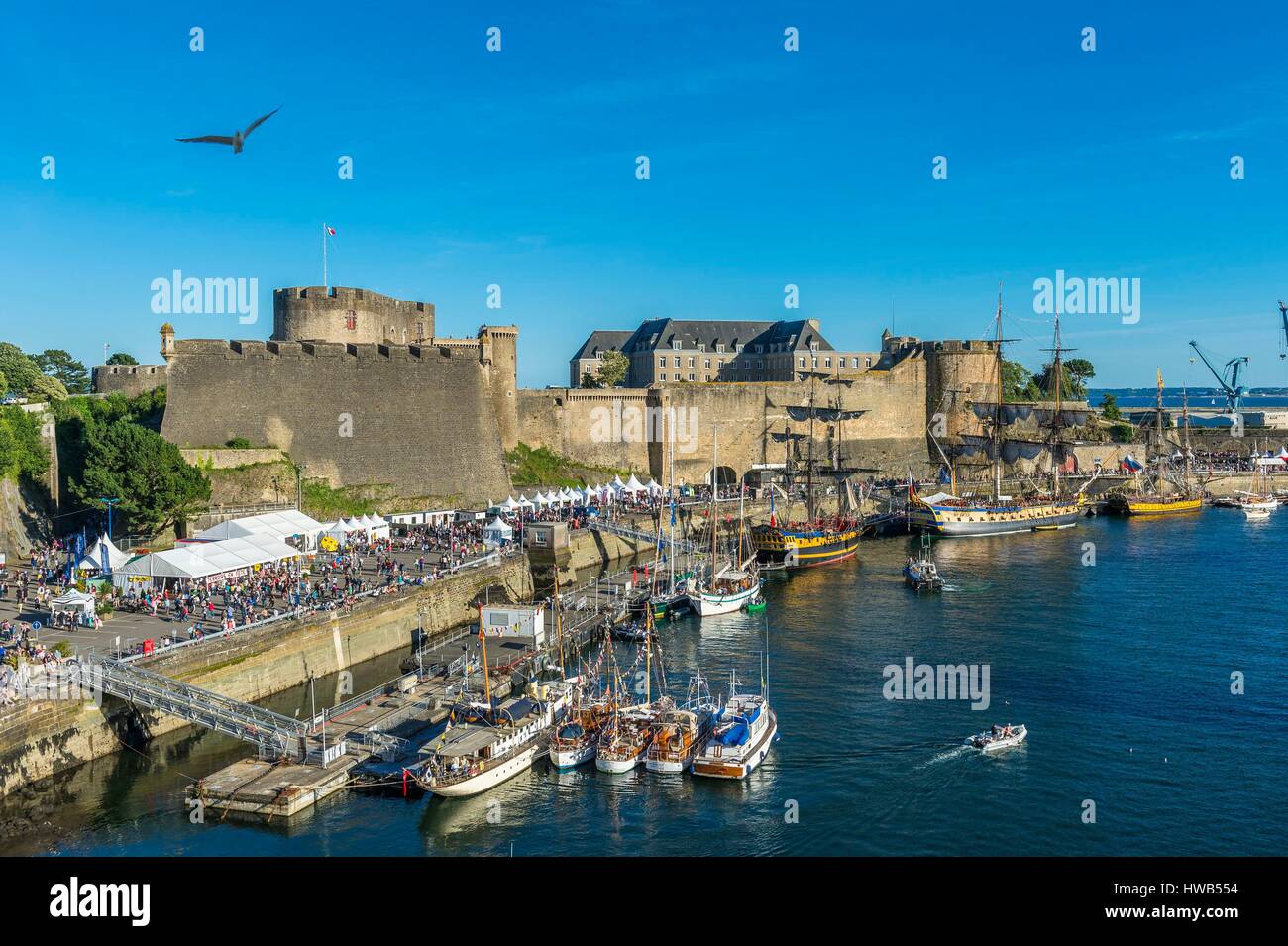 Frankreich, Finistere, Brest, Brest 2016 International Maritime Festival, große Versammlung der traditionellen Boote aus der ganzen Welt, alle vier Jahre für eine Woche, das Schloss (Marine Museum), an der Mündung des Flusses Penfeld; Nachbau der Fregatte Etoile du Roy, britischen drei Dreimaster der Trafalgar Schlacht und Nachbau der Fregatte Hermine, drei Dreimaster, die den Marquis De Lafayette in Amerika im Jahr 1780 transportiert Stockfoto