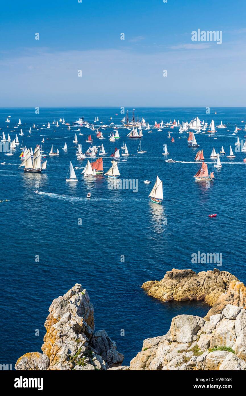 Frankreich, Finistere, Brest, Brest 2016 International Maritime Festival, große Versammlung der traditionellen Boote aus der ganzen Welt, alle vier Jahre für eine Woche, Rennen zwischen Brest und Douarnenez, Blick von der Pointe de Pen Hir Stockfoto