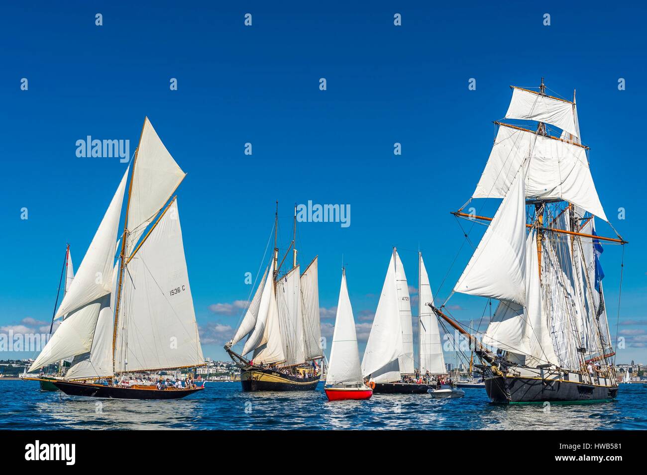 Frankreich, Finistere, Brest, Brest 2016 International Maritime Festival, große Versammlung der traditionellen Boote aus der ganzen Welt, alle vier Jahre für eine Woche, die Recouvrance ist eine Replik gaff manipulierten Schoner, Botschafter Boot und Eigentum der Stadt Brest. Stockfoto