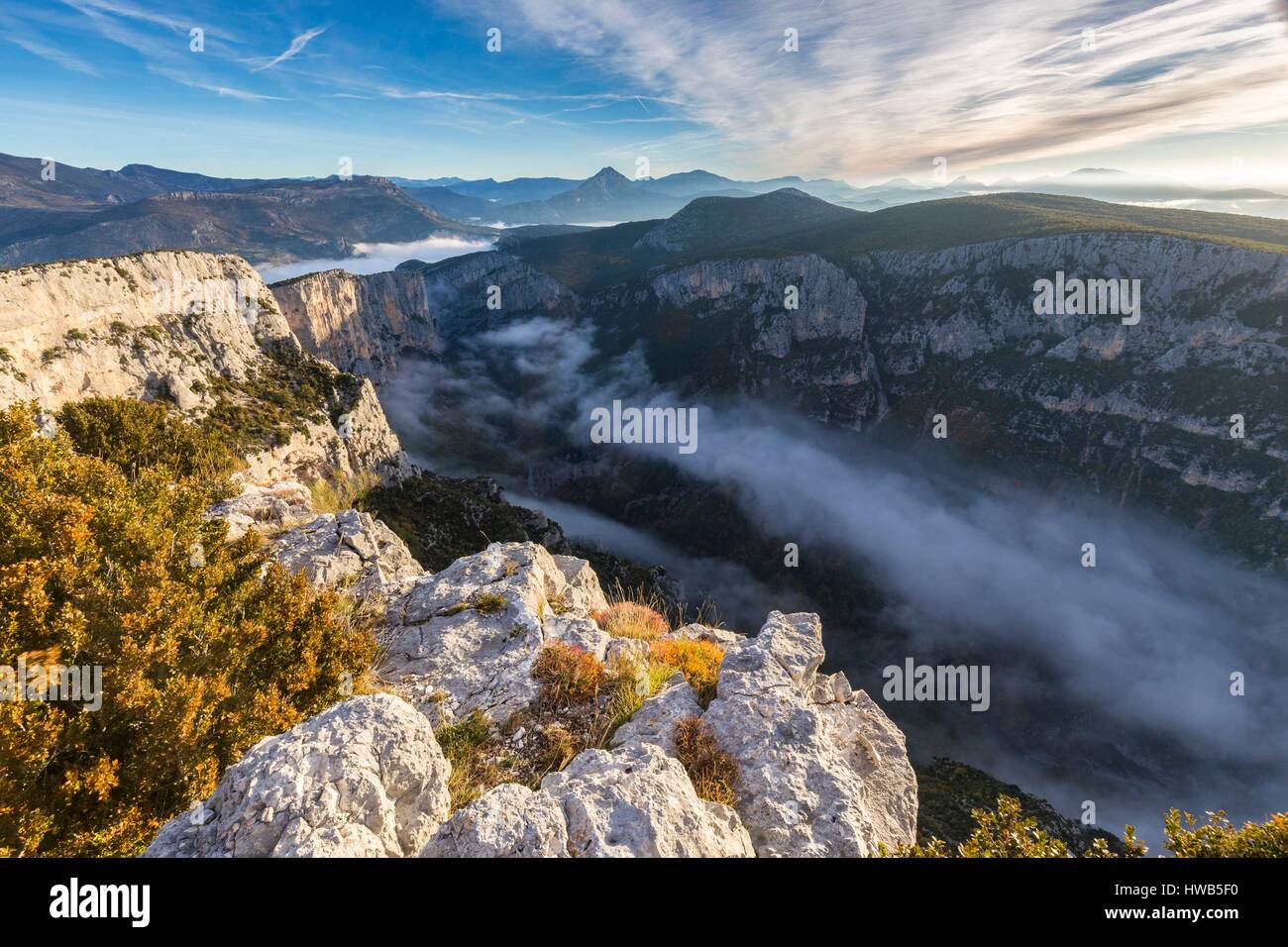 Frankreich, Alpes-de-Haute-Provence, regionalen Naturpark von Verdon, Grand Canyon von Verdon, Klippen von Barres von Escalès vom Belvedere von Pas de la Bau gesehen Stockfoto