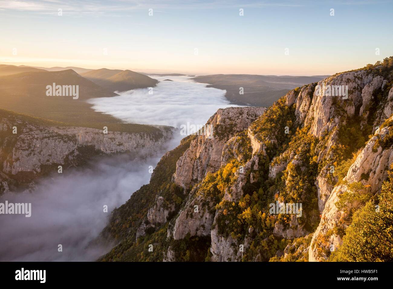 Frankreich, Alpes-de-Haute-Provence, regionalen Naturpark von Verdon, Grand Canyon von Verdon, Klippen von Barres von Escalès vom Belvedere von Pas de la Bau gesehen, morgen Herbst Nebel Stockfoto