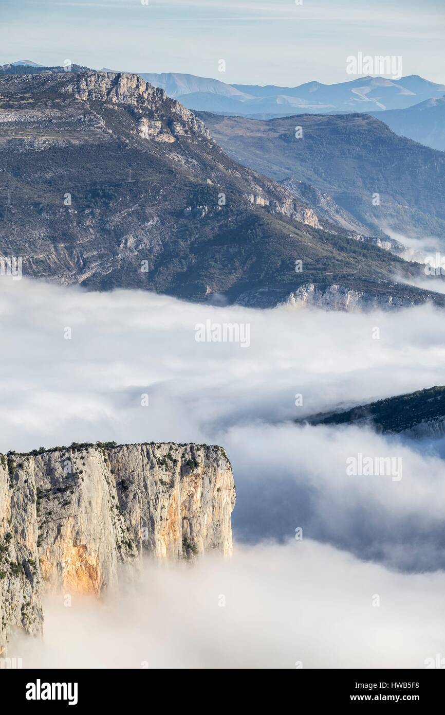 Frankreich, Alpes de Haute-Provence, regionalen Naturpark des Verdon, Grand Canyon du Verdon, Klippen des Barres Escalès, morgen im Herbst Nebel Stockfoto