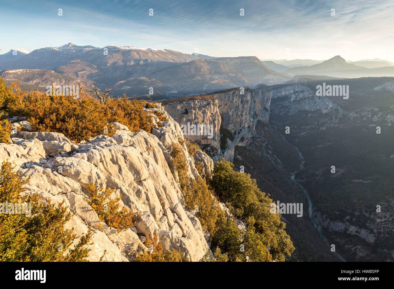 Frankreich, Alpes-de-Haute-Provence, regionalen Naturpark von Verdon, Grand Canyon von Verdon, Klippen von Barres von Escalès vom Belvedere von Dent gesehen d'Aire Stockfoto