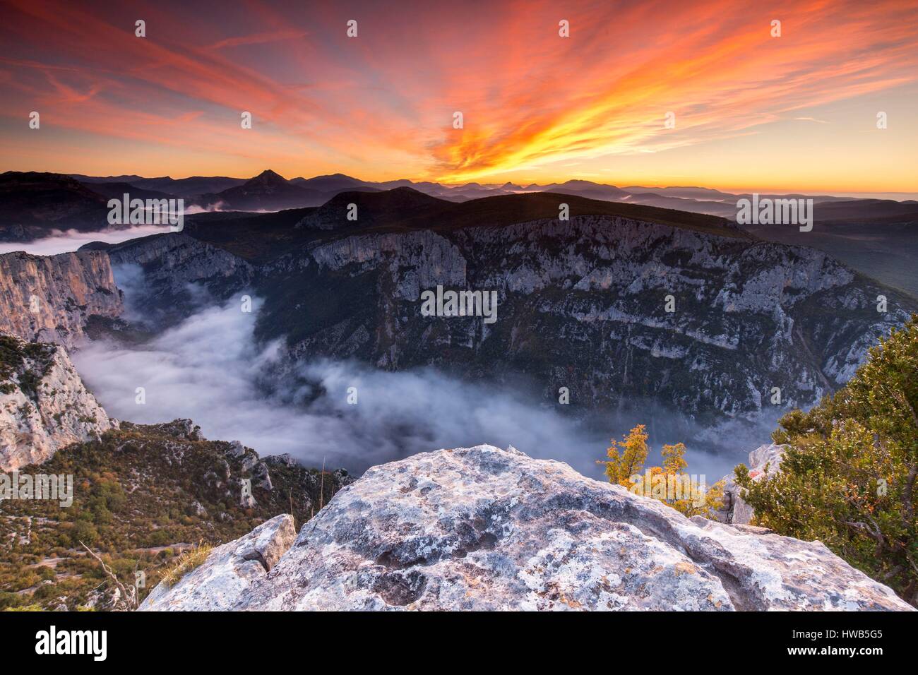 Frankreich, Alpes-de-Haute-Provence, regionalen Naturpark von Verdon, Grand Canyon von Verdon, Klippen von Barres von Escalès vom Belvedere von Pas de la Bau gesehen Stockfoto