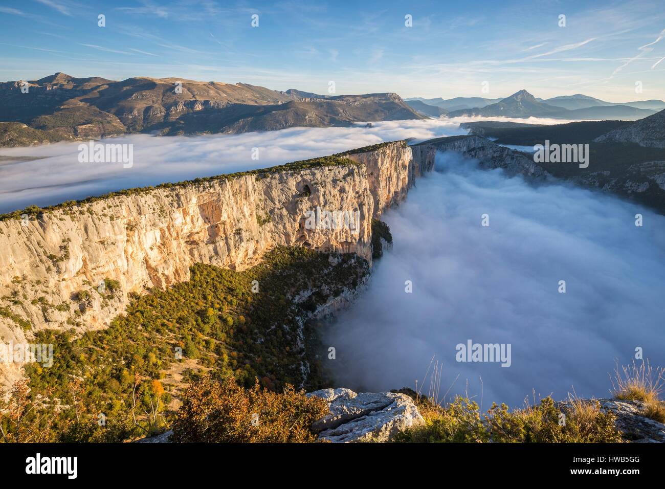 Frankreich, Alpes-de-Haute-Provence, regionalen Naturpark von Verdon, Grand Canyon von Verdon, Klippen von Barres von Escalès vom Belvedere von Dent gesehen d'Aire, morgen Herbst Nebel Stockfoto