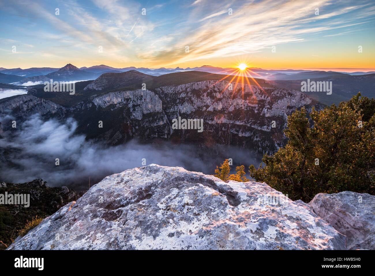 Frankreich, Alpes-de-Haute-Provence, regionalen Naturpark von Verdon, Grand Canyon von Verdon, Klippen von Barres von Escalès vom Belvedere von Pas de la Bau gesehen Stockfoto