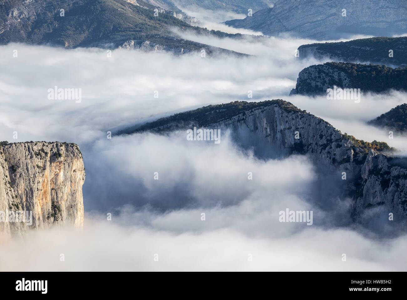 Frankreich, Alpes de Haute-Provence, regionalen Naturpark des Verdon, Grand Canyon du Verdon, Klippen des Barres Escalès, morgen im Herbst Nebel Stockfoto