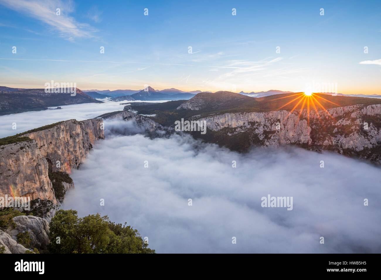 Frankreich, Alpes-de-Haute-Provence, regionalen Naturpark von Verdon, Grand Canyon von Verdon, Klippen von Barres von Escalès vom Belvedere von Dent gesehen d'Aire, morgen Herbst Nebel Stockfoto
