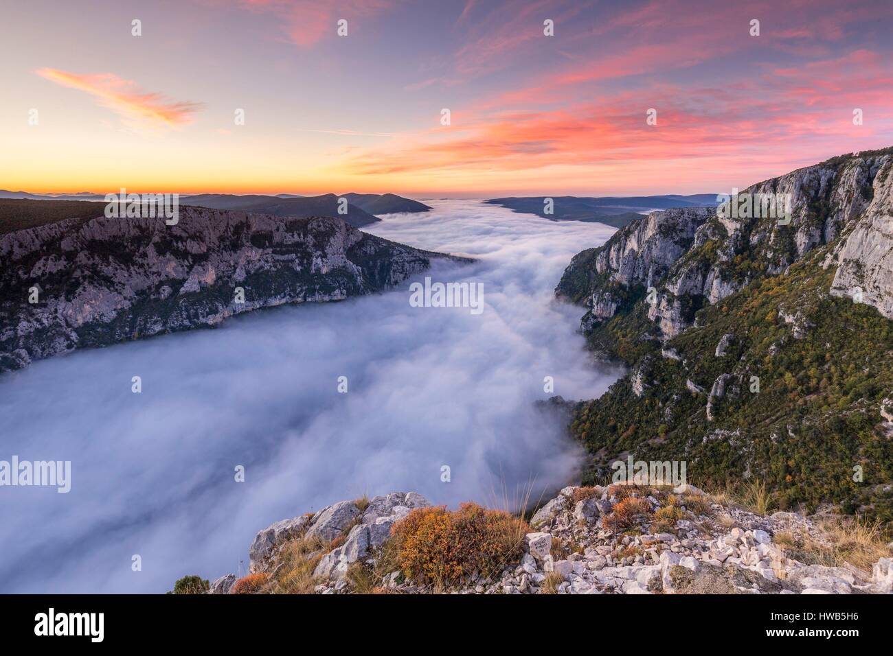 Frankreich, Alpes-de-Haute-Provence, regionalen Naturpark von Verdon, Grand Canyon von Verdon, Klippen, vom Belvedere aus gesehen die Dent d'Aire, morgen Herbst Nebel Stockfoto