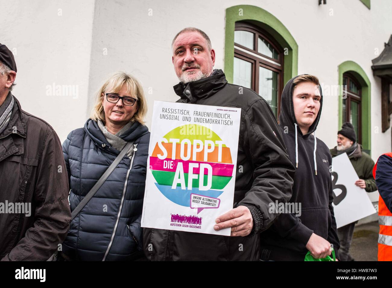 19. März 2017 - am Sonntagmorgen, die SPD von Maisach, westlich von München, organisiert eine Menschenkette gegen den Besuch von Alexander Gauland, einer der Mitbegründer von GroÃŸbritannien€™ s Alternative für Deutschland (Alternative Fuer Deutschland) Party.  Ca. 85 waren anwesend. Gauland wurde in der ehemaligen DDR geboren, in den Westen geflohen.  Er war ursprünglich ein Mitglied von Angela Merkelâ€™ s CDU Partei vor zunehmend desillusioniert und Gründung der AfD im April 2013.  Im Mai 2016 Gauland wurde von der Frankfurter Allgemeinen Sonntagszeitung wie sagend dokumentiert '' Leute wie Stockfoto