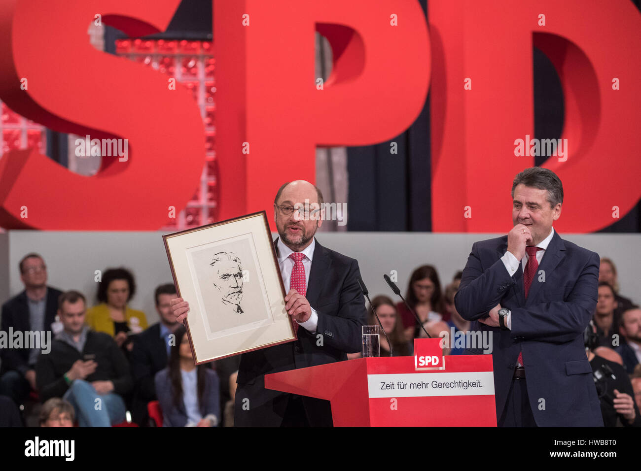 Berlin, Deutschland. 19. März 2017. SPD-Kanzlerkandidat und zukünftigen Vorsitzenden der Partei, Martin Schulz (L) reicht einen Druck von der Gestalt des August Bebel, einer der Gründer der Sozialdemokratie, um ausgehende SPD-Chef Sigmar Gabriel, der gerade eine fesselnde Rede auf dem besonderen Bundes Parteitag in Berlin, Deutschland, 19. März 2017 gegeben hat. An diesem Sonntag wird die SPD-Abstimmung für Martin Schulz als ihr neuer Anführer sehen. Foto: Kay Nietfeld/Dpa/Alamy Live News Stockfoto