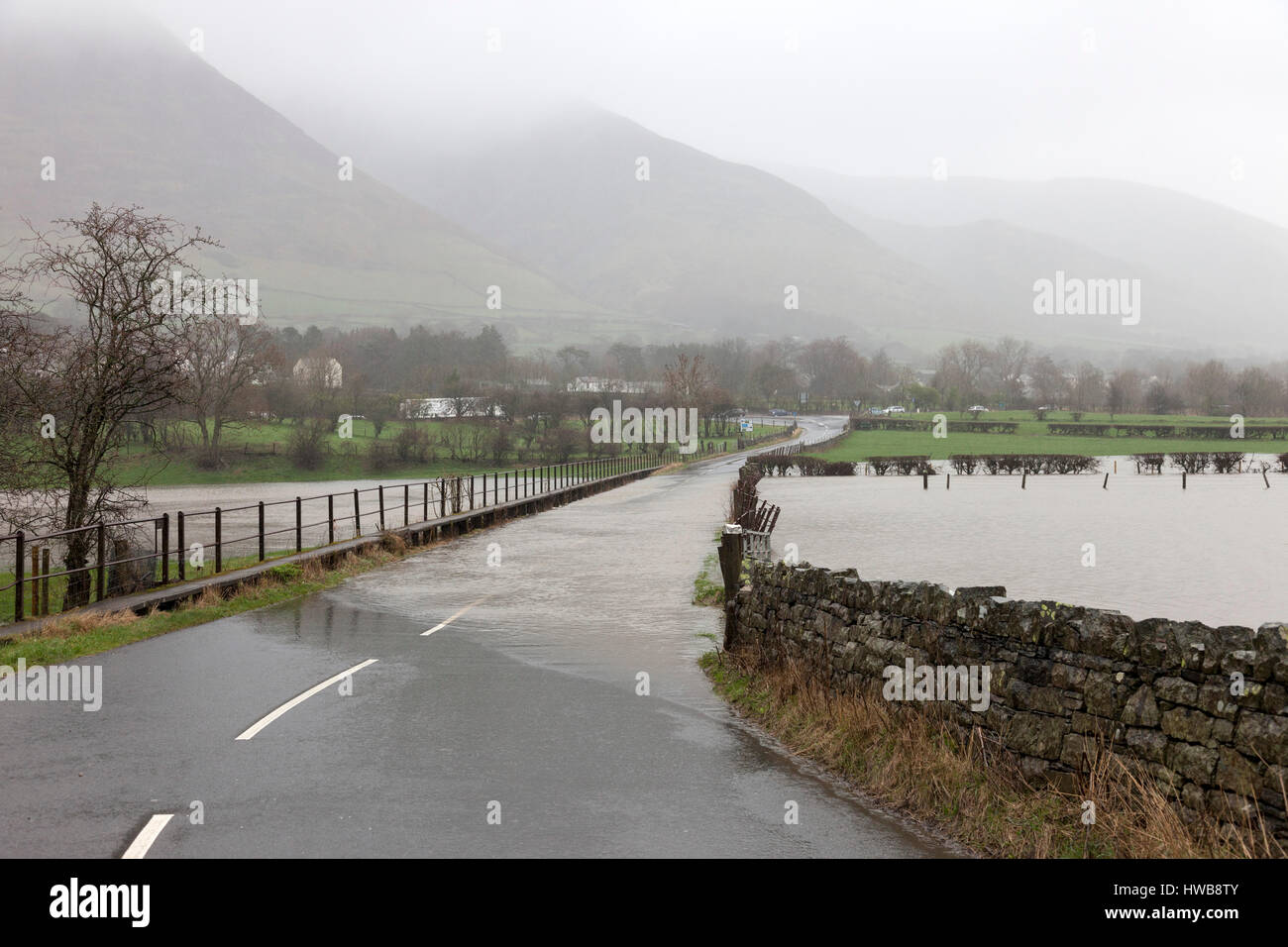 Thelkeld, Lake District, Cumbria UK.  Sonntag, 19. März 2017.  Großbritannien Wetter.  Starker Regen hat heute in Teilen der Grafschaft Cumbria Überschwemmungen verursacht.  Dies ist der B5322-Straße in der Nähe der Kreuzung mit der A66 nahe dem Dorf Threlkeld © David Forster/Alamy Live News Stockfoto