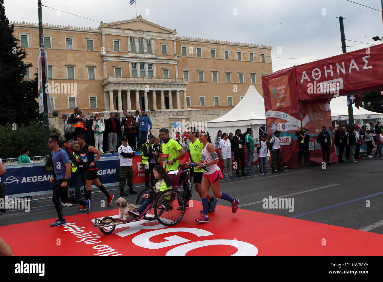 (170319)--Athen, 19. März 2017 (Xinhua)--Läufer nehmen Teil am 6. Halbmarathon in Athen, die Hauptstadt von Griechenland am 19. März 2017.  (Xinhua/Marios Lolos) Stockfoto