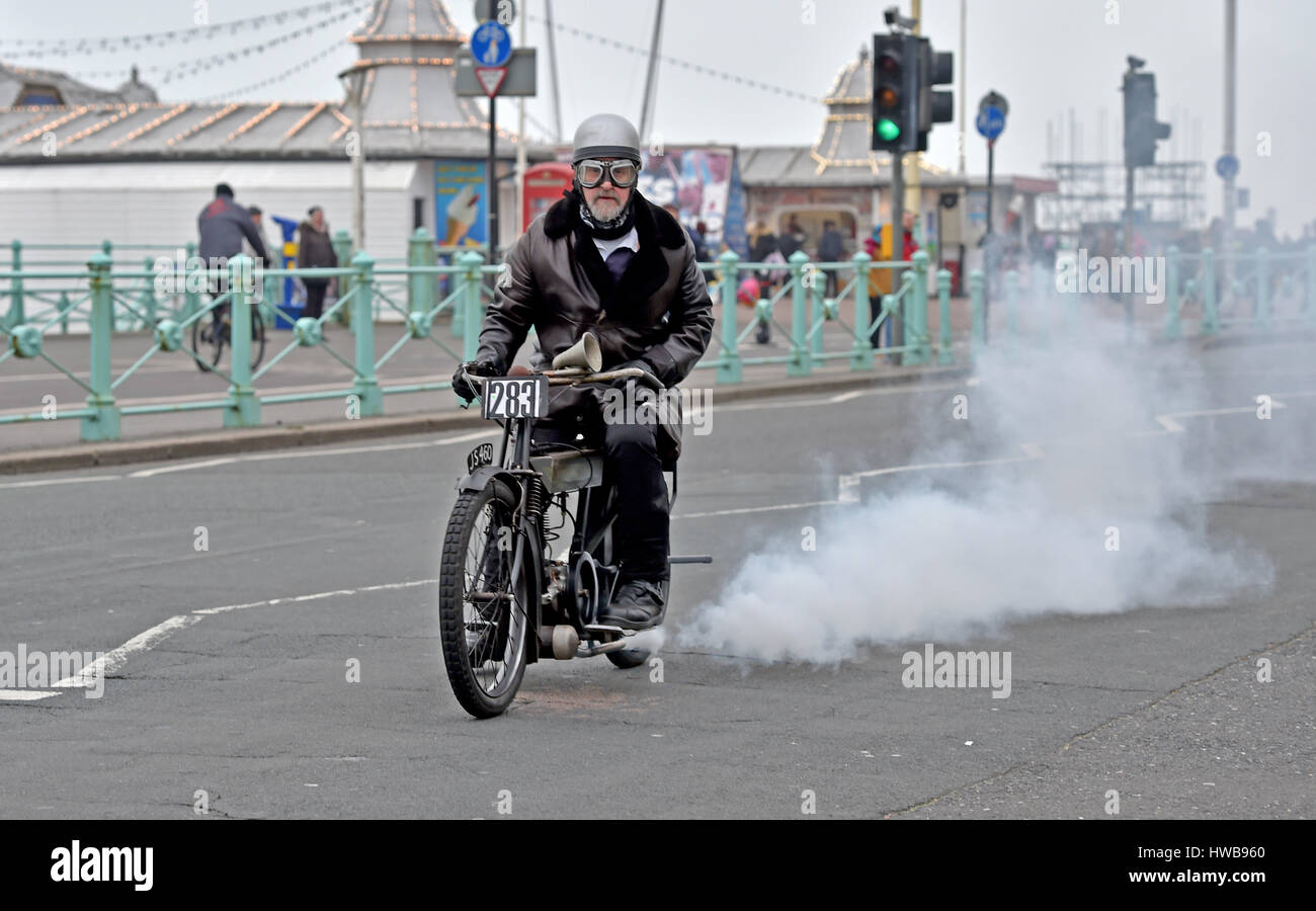 Brighton, Sussex UK 19. März 2017 - David Blackwell auf 1913 Douglas nähert sich die Oberfläche des 78. Sunbeam Motor Cycle Club Pioneer Run von Epsom Downs, Brighton Seafront heute Credit: Simon Dack/Alamy Live News Stockfoto