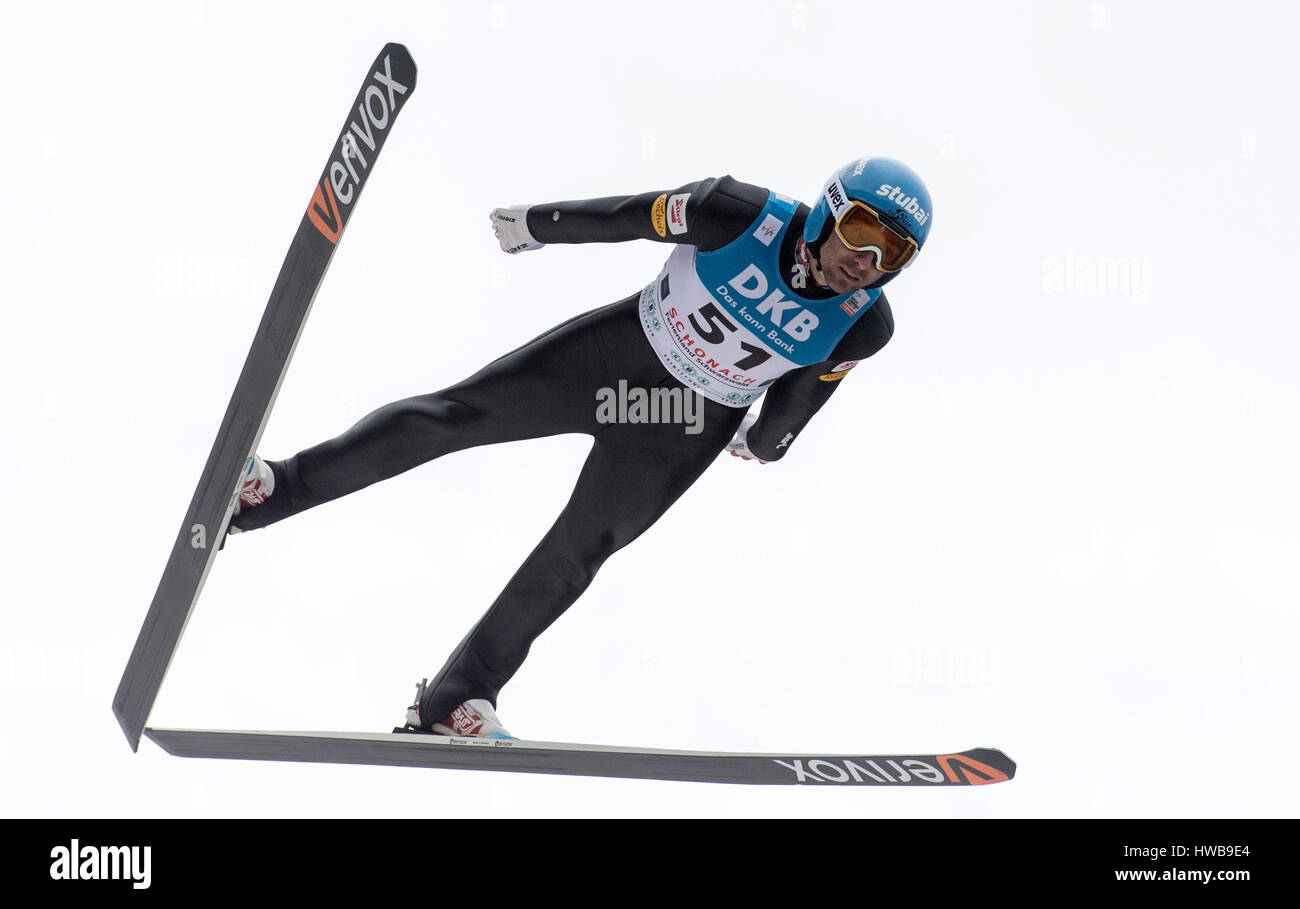 Wilhelm Denifl aus Österreich in Aktion während der Herren Finale 10km springen von der Großschanze beim Weltcup nordischen Kombination in Schonach Im Schwarzwald, Deutschland, 19. März 2017. Foto: Patrick Seeger/dpa Stockfoto