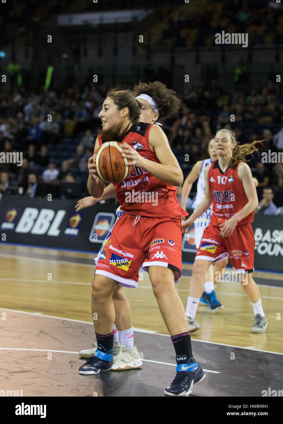 London, UK. 19. März 2017. WBBL Trophy Finale, Sevenoaks Suns Vs Leicester Riders in Emirate Arena, Glasgow, Vereinigtes Königreich.  Riders' Erika Livermore mit dem Ball. Kredit Carol Moir/Alamy Live-Nachrichten Stockfoto