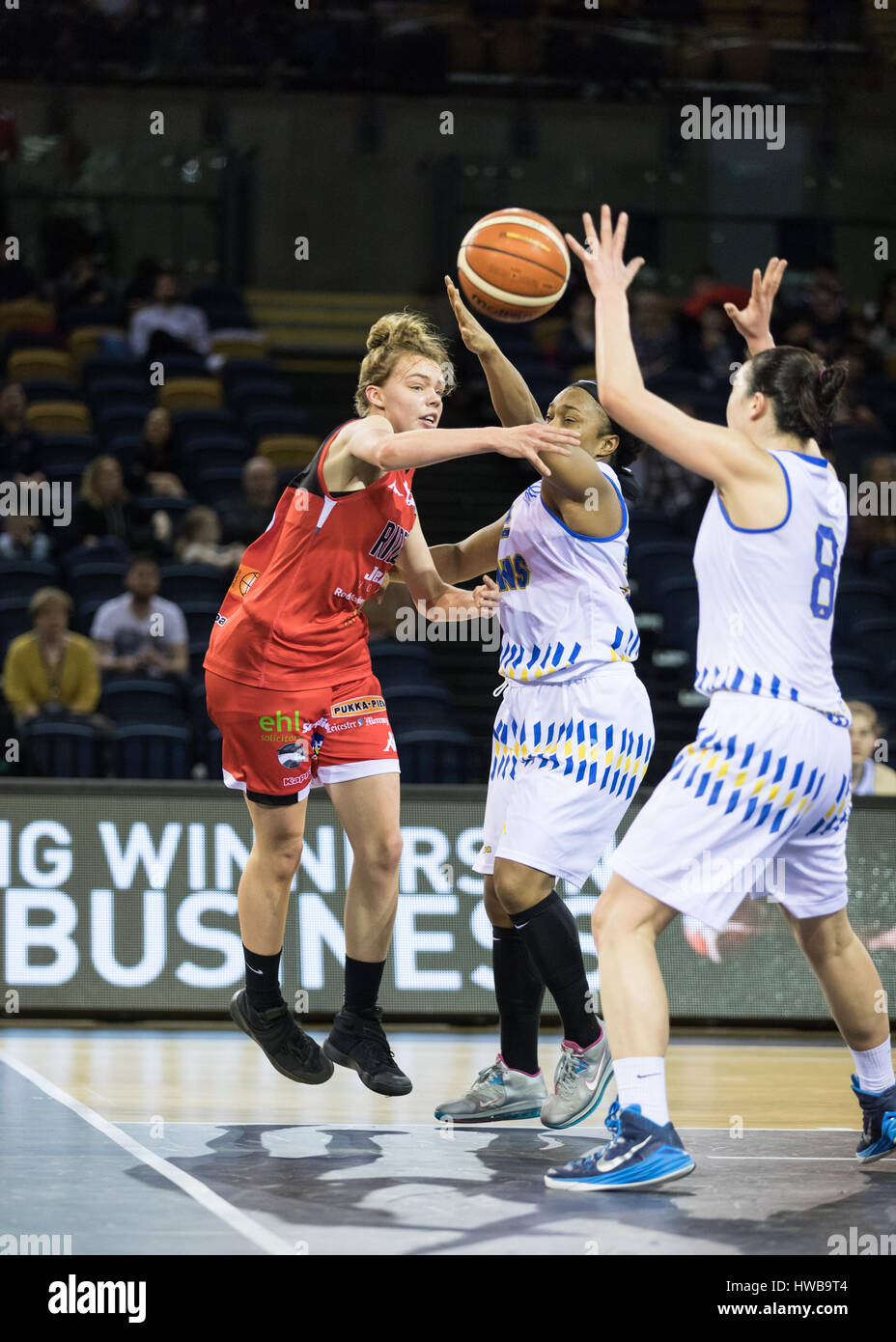 Glasgow, Vereinigtes Königreich. 19. März 2017. WBBL Trophy Finale, Sevenoaks Suns Vs Leicester Riders in Emirate Arena, Glasgow, Vereinigtes Königreich.  Reiter Holly Winterburn Sonnen Ta'yani Clark und keine 8 Renee Busch in Angriff genommen wird. Kredit Carol Moir/Alamy Live-Nachrichten Stockfoto