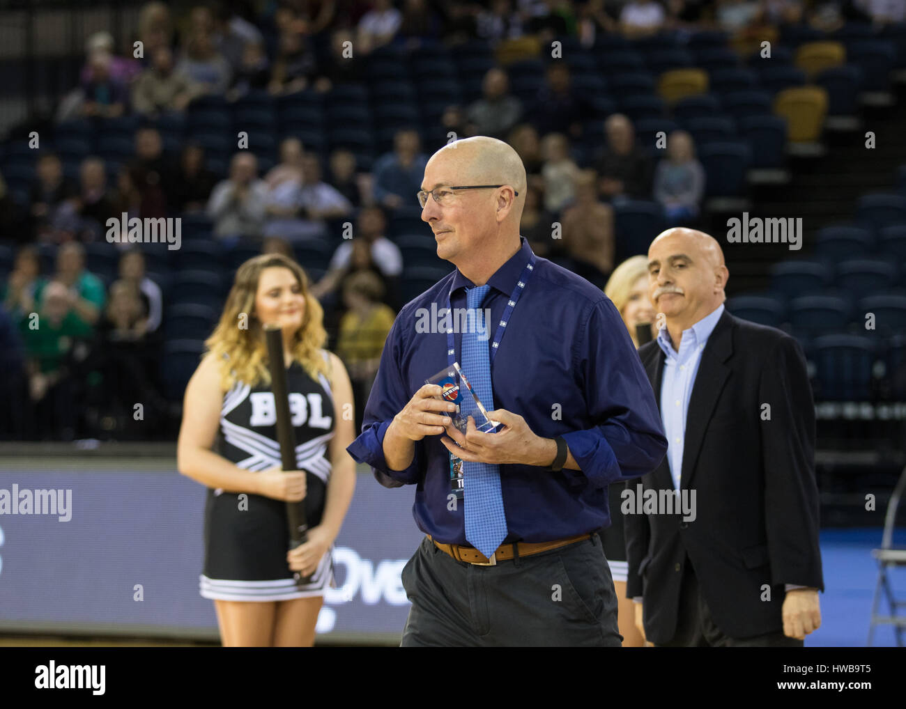 Glasgow, Vereinigtes Königreich. 19. März 2017. WBBL Trophy Finale, Sevenoaks Suns Vs Leicester Riders in Emirate Arena, Glasgow, Vereinigtes Königreich.  Sonnen Trainer, Len Busch Recievs seine Trophäe. Kredit Carol Moir/Alamy Live-Nachrichten Stockfoto