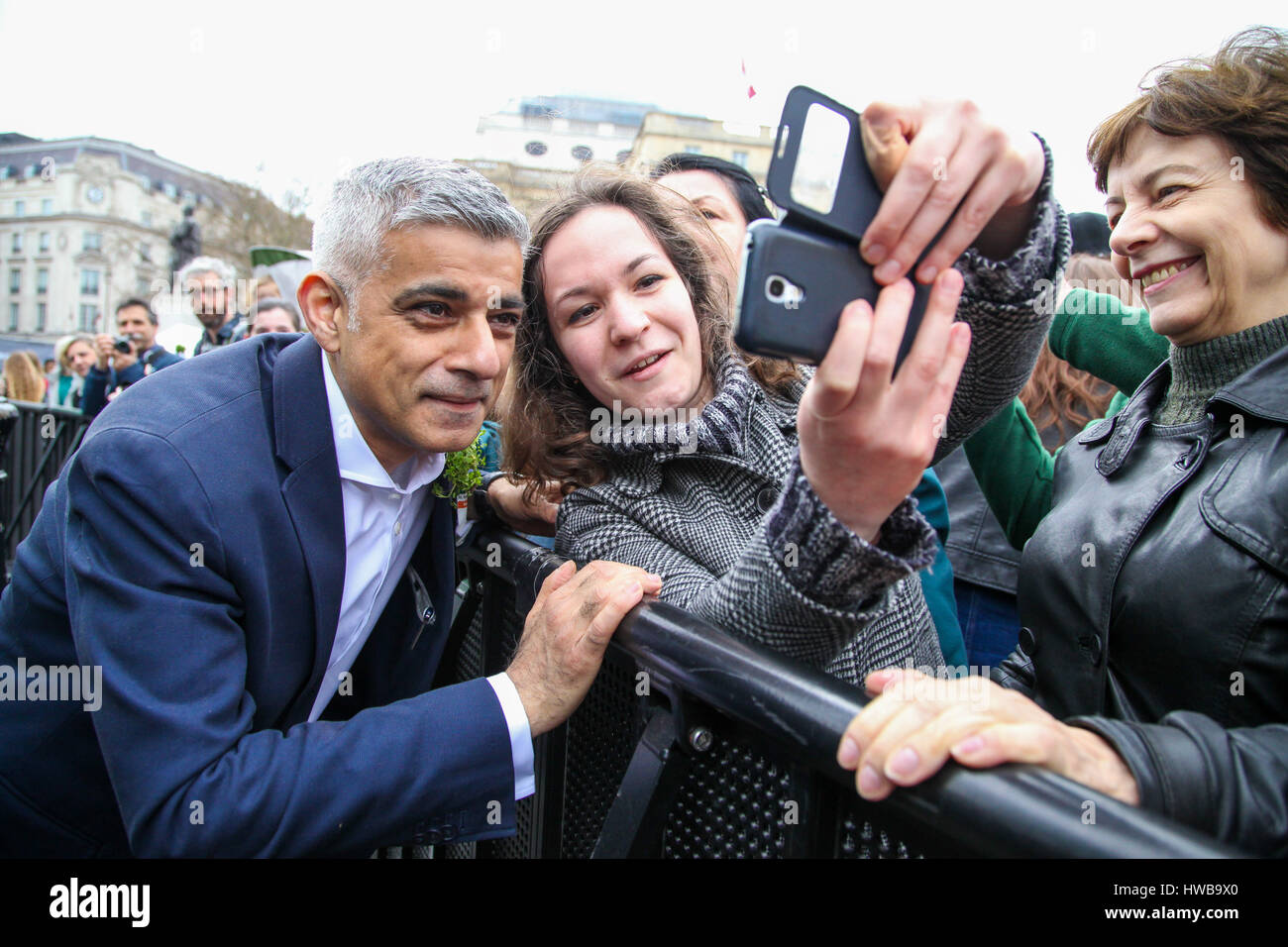 Trafalgar Square. London. UK bekommt 19. März 2017 - The Mayor of London, Sadiq Khan ein Selbstporträt mit dem Publikum. Bildnachweis: Dinendra Haria/Alamy Live-Nachrichten Stockfoto