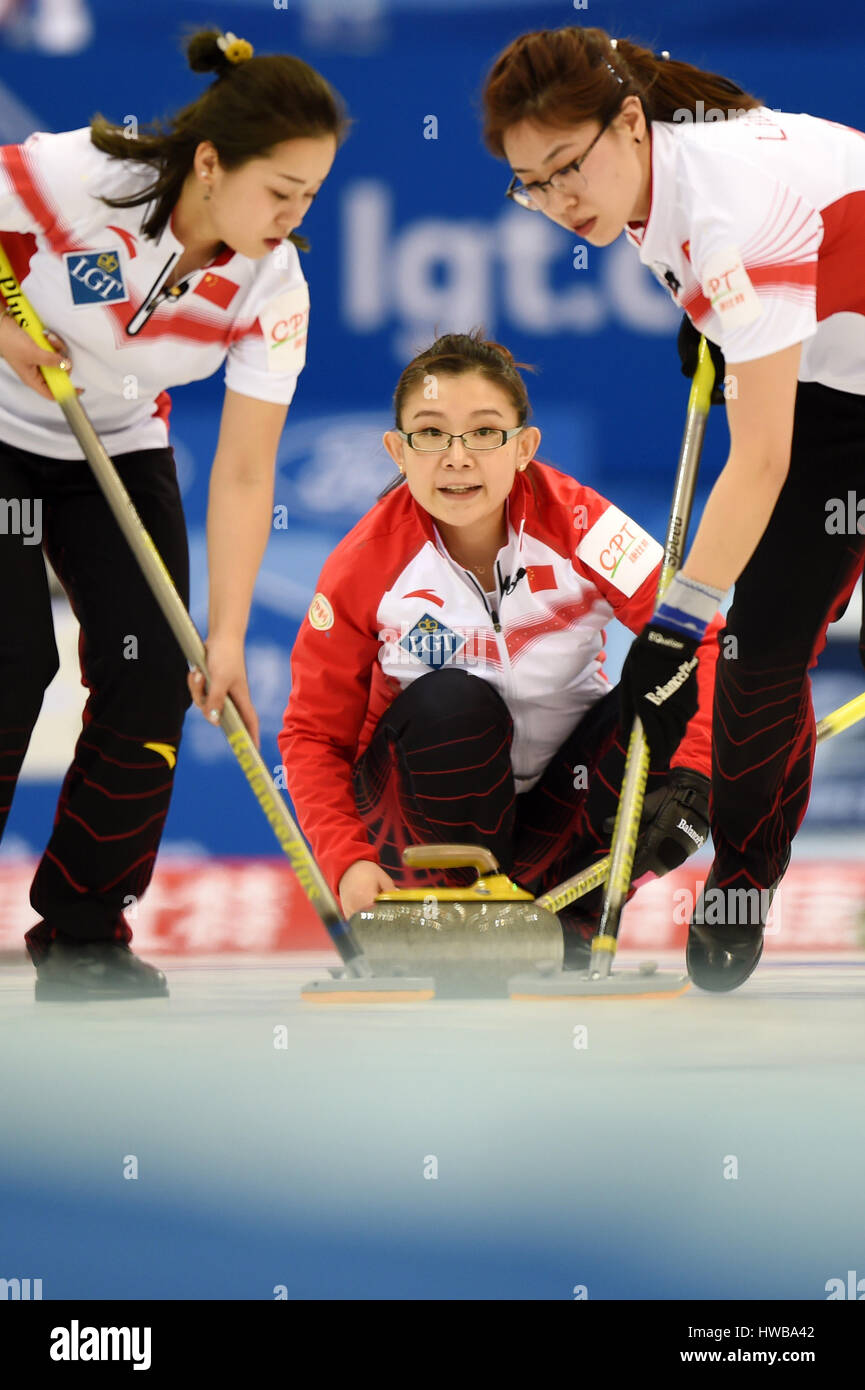 Peking, China. 19. März 2017. Spieler von China konkurrieren während der Frauen Curling Championship Match gegen Tschechien, in Peking, Hauptstadt von China, 19. März 2017. Tschechien gewann 8-7. Bildnachweis: Ju Huanzong/Xinhua/Alamy Live-Nachrichten Stockfoto