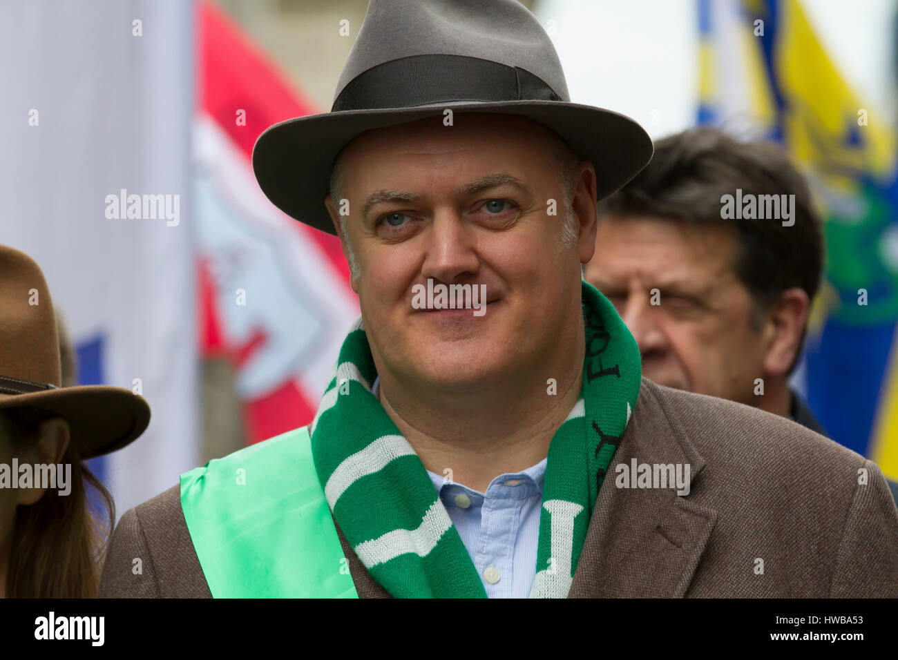 London, UK. 19. März 2017. Londons größte St Patricks Day Feierlichkeiten stattfinden mit einer großen Parade unter der Leitung von Moderator und ComedianDara Ó Briain und eine Bühne zeigen auf dem Trafalgar Square zu vielen anderen Festlichkeiten rund um die Hauptstadt. © Keith Larby/Alamy Live-Nachrichten Stockfoto