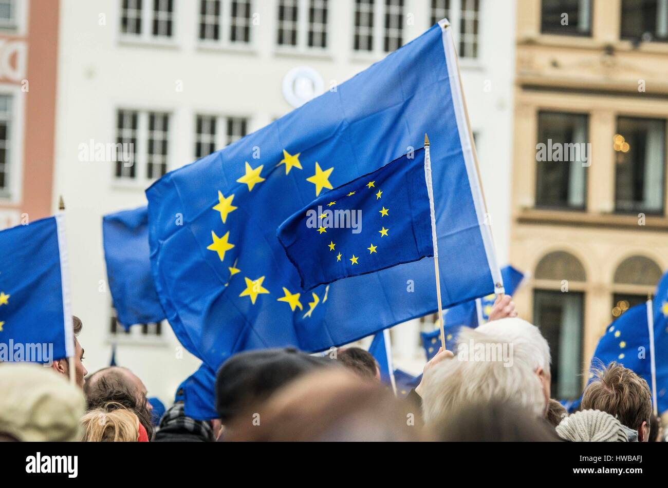 19. März 2017 - erschien Munich, Bavaria, Germany - über 2.000 am Sonntagnachmittag vor Münchens berühmte Staatsoper Max-Joseph-Platz um zu zeigen, ihre Unterstützung für die Europäische Union angesichts der zunehmenden Populismus, Euroskepsis und der neuen, radikalen rechten.  Die Gruppe organisiert Demonstrationen in ganz Deutschland in Großstädten, behauptet, dass die Stimmen derjenigen, die Anti-europäische werden gesehen und gehört unverhältnismäßig mehr als diejenigen der pro-Europa-Seite.  Trotz einer pro-Europa und Anti-Populismus Plattform, gab es Gruppen von Popukists, Rassisten und Pegida Anhänger, die behaup Stockfoto