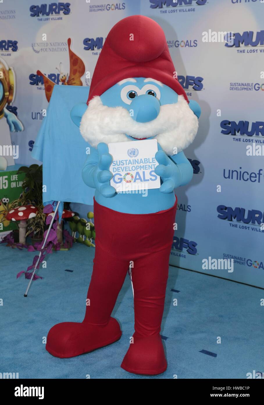 Vereinte Nationen, New York, USA, 18. März 2017 - besuchen die Schlümpfe das UN-Hauptquartier in New York anlässlich des internationalen Tag des Glücks. Die Synchronsprecher von der bevorstehenden animierte Film Schlümpfe: The Lost Village trat heute Beamte aus den Vereinten Nationen, UNICEF und United Nations Foundation im Hauptquartier der Weltorganisation eine Kampagne zur Förderung der Ziele für nachhaltige Entwicklung (SDG) Star. Foto: Luiz Rampelotto/EuropaNewswire | weltweite Nutzung Stockfoto