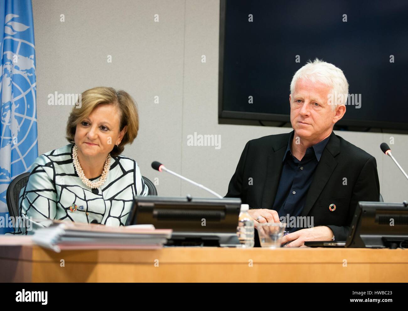 Vereinten Nationen, New York, USA, 16. September 2016 - Richard Curtis, Filmemacher und Gründer des Projekts alle mit Cristina Gallach (L), Untergeneralsekretär für Kommunikation und Öffentlichkeitsarbeit informiert Journalisten auf die Ziele für nachhaltige Entwicklung (SDG) heute am Hauptsitz UNO in New York. Foto: Luiz Rampelotto/EuropaNewswire | weltweite Nutzung Stockfoto