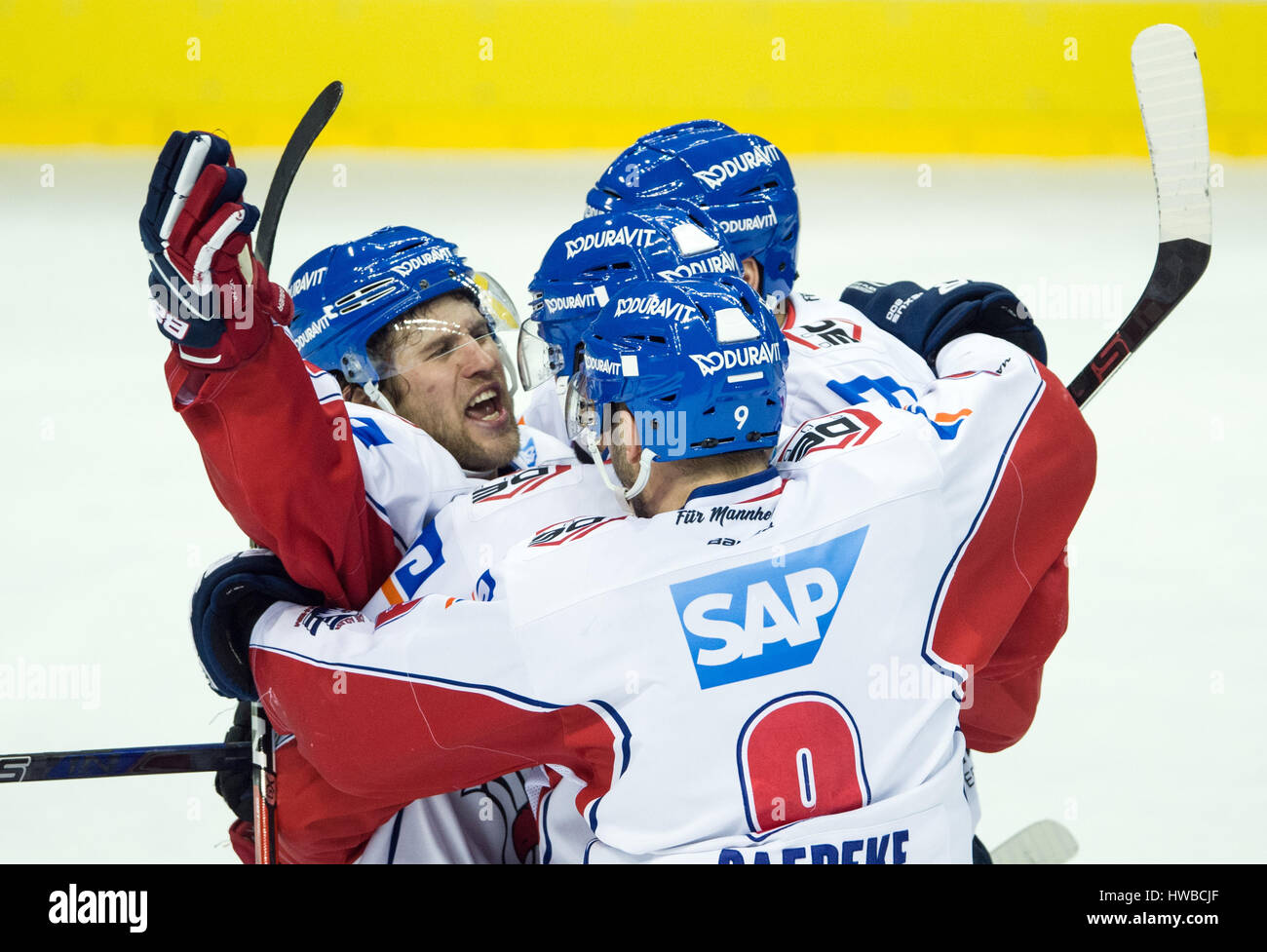 Berlin, Deutschland. 19. März 2017. Mannheims Garrett Festerling (l) und seinem Teamkollegen jubeln dem 3:3-Equalizer während der Meisterschaft Runde Viertel Finale zwischen der Eisbaeren Berlin und die Adler Mannheim in der Mercedes-Benz-Arena in Berlin, Deutschland, 19. März 2017. Foto: Soeren Stache/Dpa/Alamy Live News Stockfoto