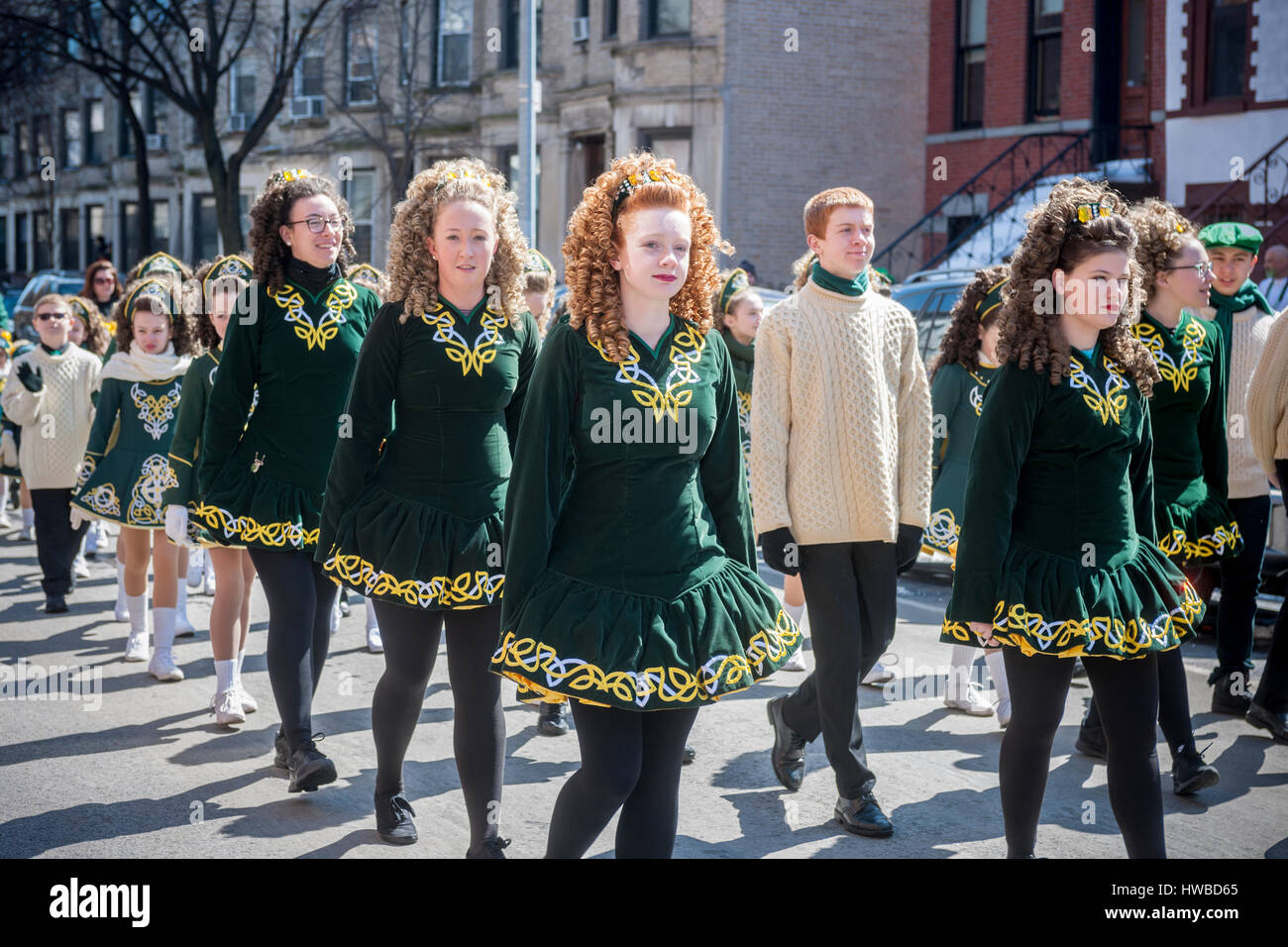 New York, USA. 19. März 2017. Jugendliche aus einer lokalen irischen Tanz-Schule feiern St. Patricks Day bei der 42. jährlichen Irish-American-Parade im Stadtteil Park Slope in Brooklyn in New York auf Sonntag, 19. März 2017. Familie freundliche-Event in der Familie freundliche Park Slope Nachbarschaft zieht Hunderte von Schaulustigen und Demonstranten als es durch die Brooklyn Nachbarschaft schlängelte. New York hat mehrere St. Patricks Day Paraden, mindestens in jedem der fünf Boroughs. Bildnachweis: Richard Levine/Alamy Live-Nachrichten Stockfoto