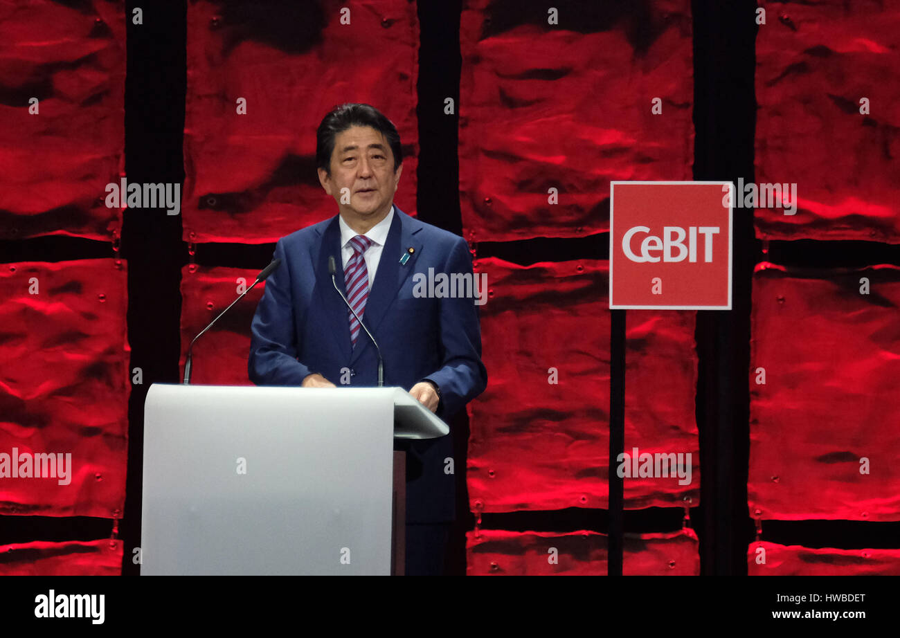 Hannover, Deutschland. 19. März 2017. Premierminister von Japan Shinzo Abe anlässlich der Eröffnung der CeBIT in Hannover, 19. März 2017. Japan ist das Partnerland der CeBIT 2017. Foto: Peter Steffen/Dpa/Alamy Live News Stockfoto