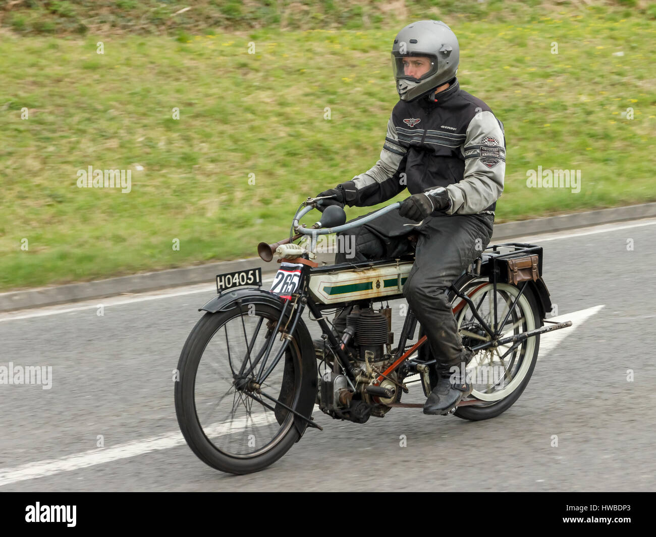 Brighton, East Sussex, UK. 19. März 2017. Fahrer aus der ganzen Welt gesammelt haben, um an 78. Sunbeam Motor Cycle Club, Epsom, Brighton Pionier Veteranen Motorrad laufen teilzunehmen. Alle Maschinen in dieser jährlichen Veranstaltung sind über 100 Jahre alt. Dieses gesponsert treffen endet am Brighton Meer mit Präsentationen durch den Bürgermeister der Stadt von Brighton & Hove und Bürgermeister von Epsom & Ewell. Bildnachweis: Alan Fraser/Alamy Stockfoto