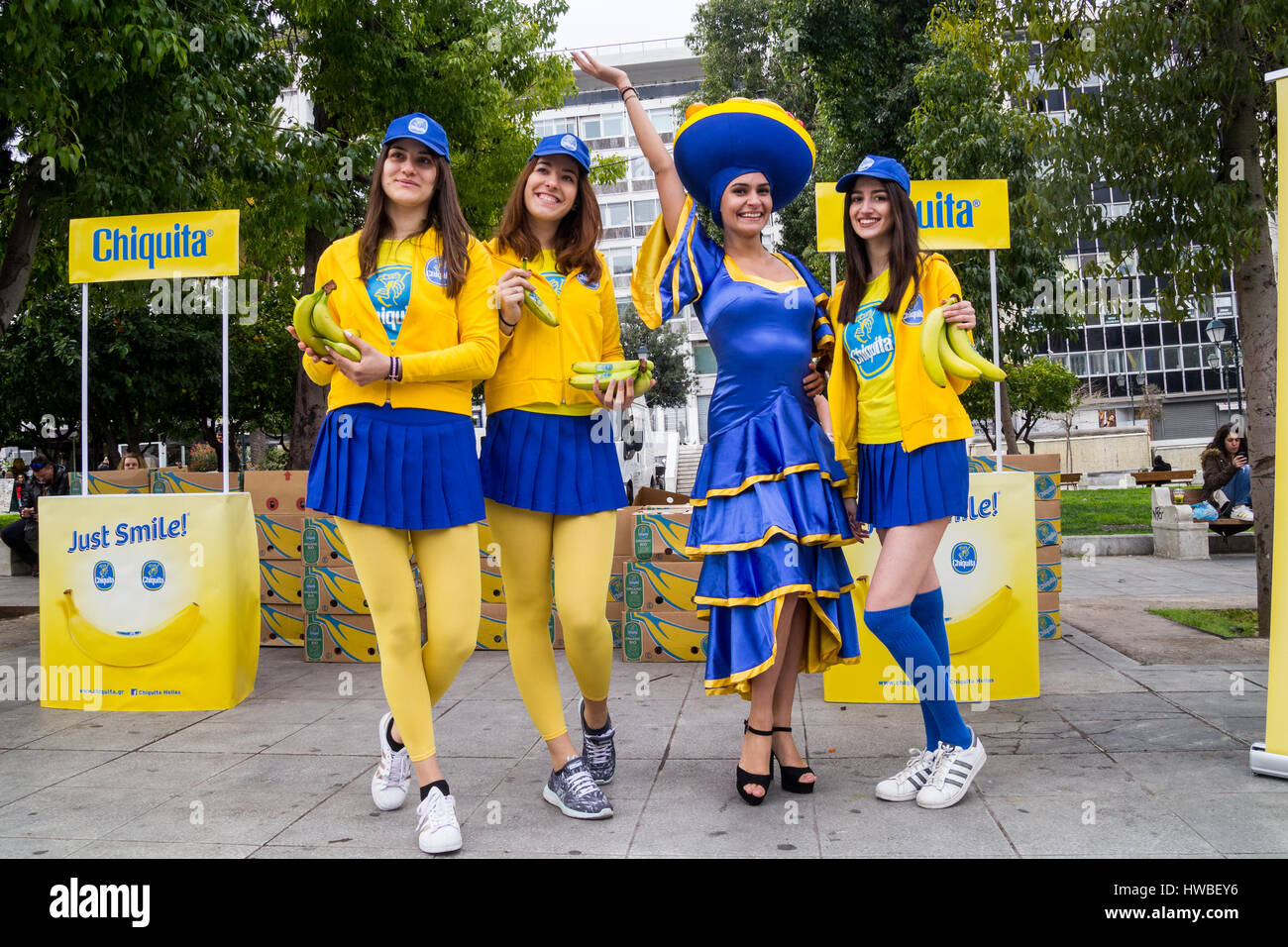 4 Madchen Die Forderung Von Chiquita Bananen Sind Im Dorf Sponsoren Zu Sehen Die 6 Athen Halbmarathon Fand Heute Mit Einem Neuen Rekord Von Teilnehmern Wie Mehr Als 4000 Menschen Teilgenommen Das Rennen