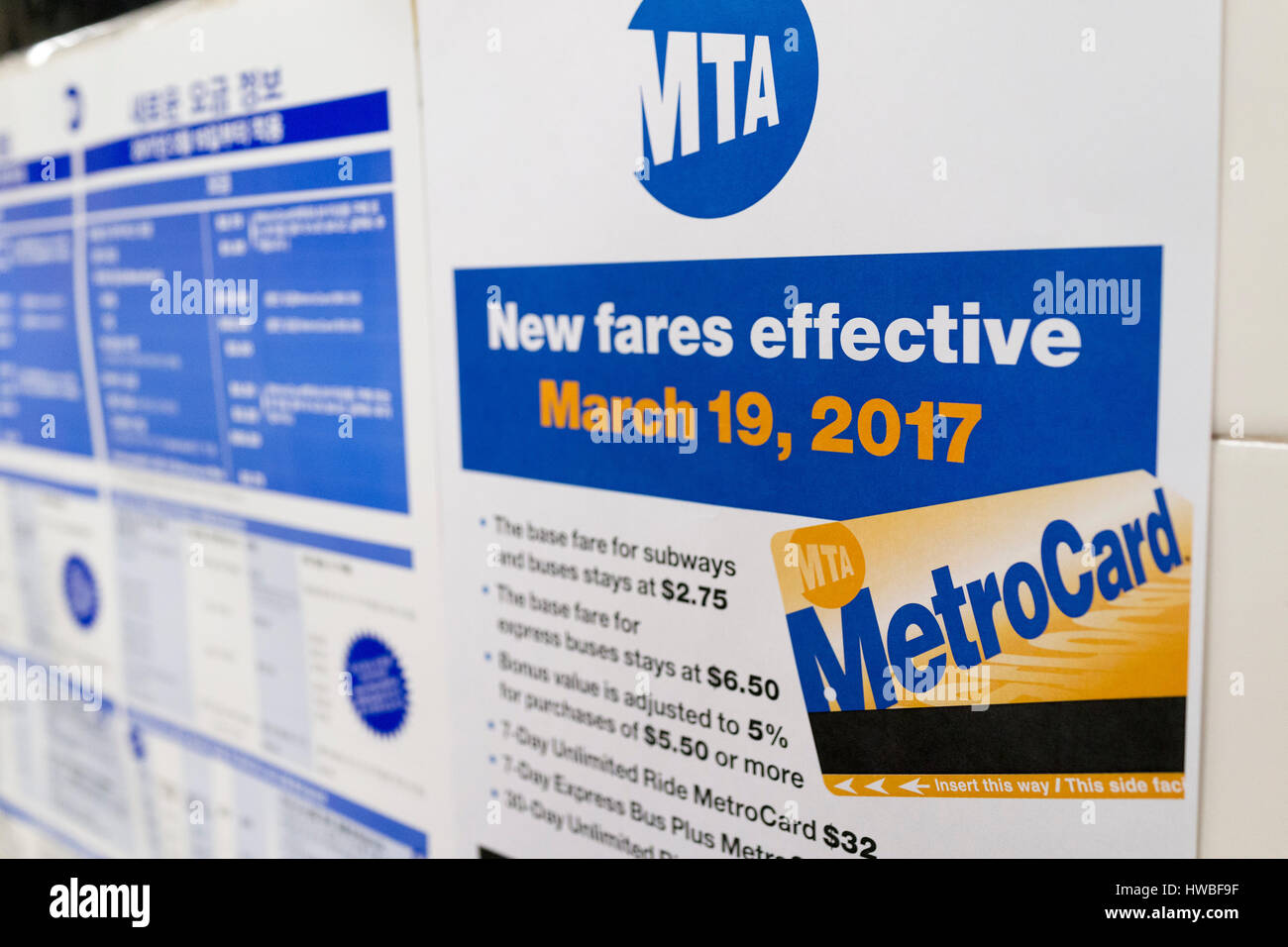 New York, USA. 19. März 2017. Foto aufgenommen am 19. März 2017 zeigt die neue MetroCard Tarif Anpassung Bekanntmachung an einer u-Bahn-Station in Manhattan, New York, die Vereinigten Staaten. Die neuesten MetroCard Fahrpreis Wanderung am Sonntag in Kraft getreten. Der Fahrpreis ist sechsmal seit 2009 finanzieren die mass Transit System gestiegen. Bildnachweis: Li Muzi/Xinhua/Alamy Live-Nachrichten Stockfoto