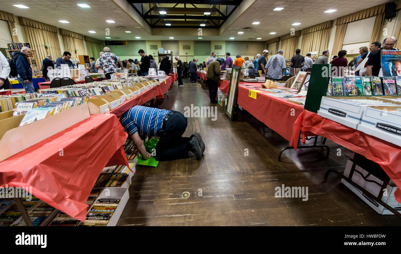 Glendale, Kalifornien, USA. 19. März 2017. Die 38. jährlichen Los Angeles Vintage Taschenbuch Sammler Show, die größte Messe ihrer Art in der Welt, verfügt über Masse-vermarktet Science Fiction, Mystery, Romantik, Hard-Boiled Detektiv und anderen Zellstoff-Taschenbücher, die beliebt waren die Mitte bis Ende des 20. Jahrhunderts. Bildnachweis: Brian Cahn/ZUMA Draht/Alamy Live-Nachrichten Stockfoto
