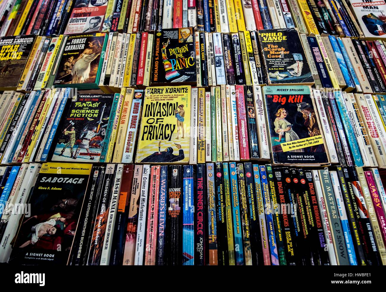 Glendale, Kalifornien, USA. 19. März 2017. Die 38. jährlichen Los Angeles Vintage Taschenbuch Sammler Show, die größte Messe ihrer Art in der Welt, verfügt über Masse-vermarktet Science Fiction, Mystery, Romantik, Hard-Boiled Detektiv und anderen Zellstoff-Taschenbücher, die beliebt waren die Mitte bis Ende des 20. Jahrhunderts. Bildnachweis: Brian Cahn/ZUMA Draht/Alamy Live-Nachrichten Stockfoto