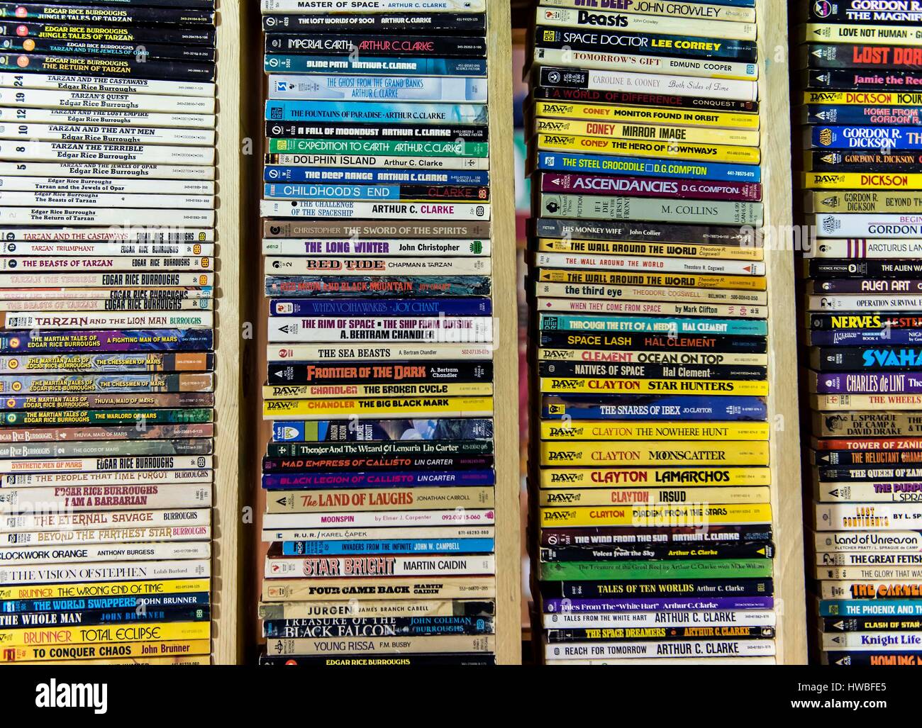 Glendale, Kalifornien, USA. 19. März 2017. Die 38. jährlichen Los Angeles Vintage Taschenbuch Sammler Show, die größte Messe ihrer Art in der Welt, verfügt über Masse-vermarktet Science Fiction, Mystery, Romantik, Hard-Boiled Detektiv und anderen Zellstoff-Taschenbücher, die beliebt waren die Mitte bis Ende des 20. Jahrhunderts. Bildnachweis: Brian Cahn/ZUMA Draht/Alamy Live-Nachrichten Stockfoto
