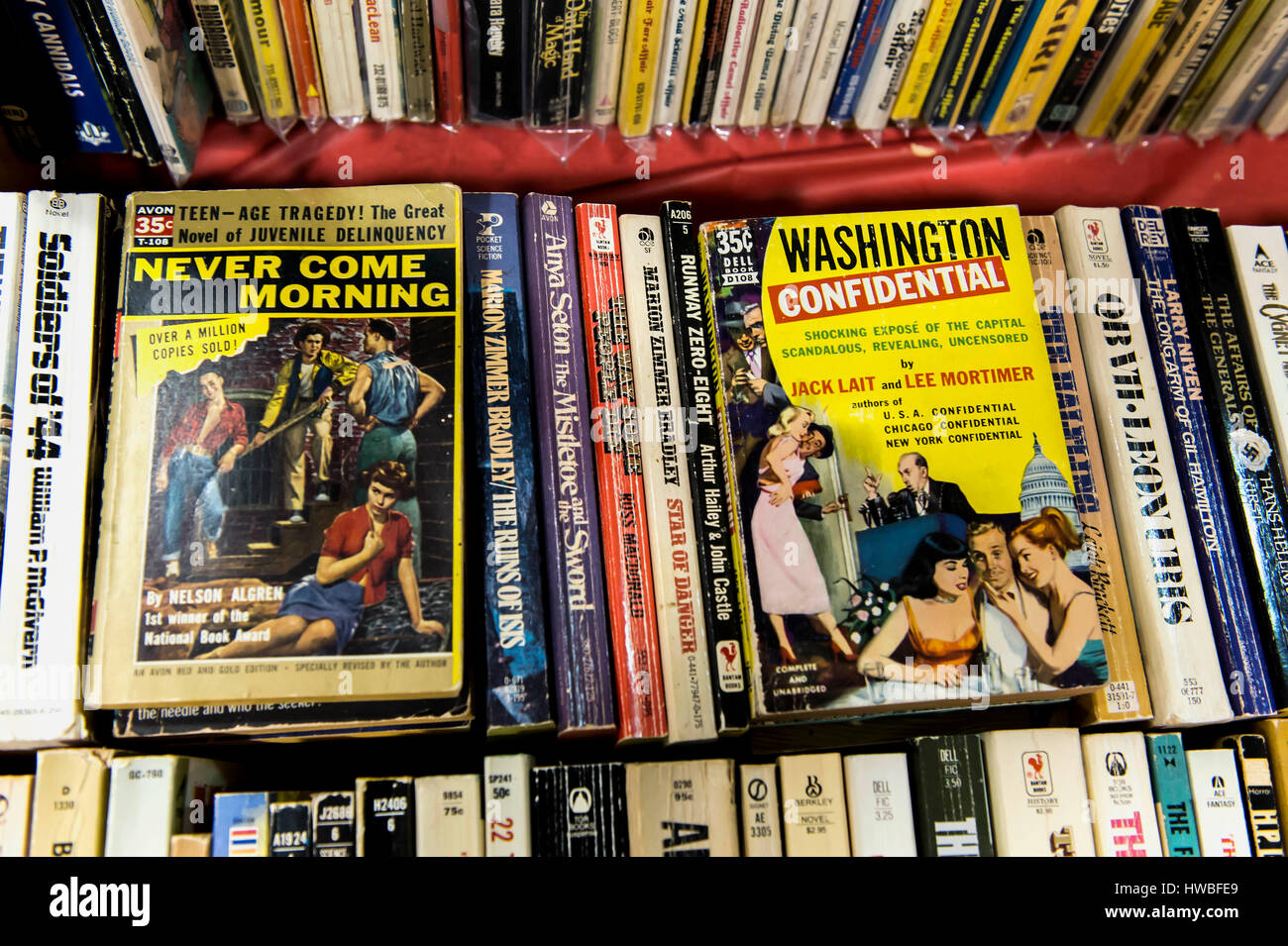 Glendale, Kalifornien, USA. 19. März 2017. Die 38. jährlichen Los Angeles Vintage Taschenbuch Sammler Show, die größte Messe ihrer Art in der Welt, verfügt über Masse-vermarktet Science Fiction, Mystery, Romantik, Hard-Boiled Detektiv und anderen Zellstoff-Taschenbücher, die beliebt waren die Mitte bis Ende des 20. Jahrhunderts. Bildnachweis: Brian Cahn/ZUMA Draht/Alamy Live-Nachrichten Stockfoto