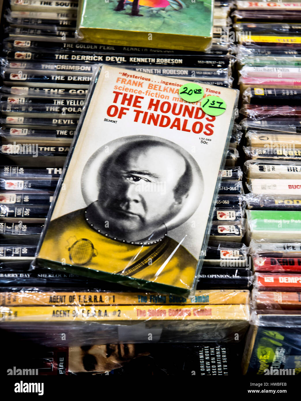 Glendale, Kalifornien, USA. 19. März 2017. Die 38. jährlichen Los Angeles Vintage Taschenbuch Sammler Show, die größte Messe ihrer Art in der Welt, verfügt über Masse-vermarktet Science Fiction, Mystery, Romantik, Hard-Boiled Detektiv und anderen Zellstoff-Taschenbücher, die beliebt waren die Mitte bis Ende des 20. Jahrhunderts. Bildnachweis: Brian Cahn/ZUMA Draht/Alamy Live-Nachrichten Stockfoto