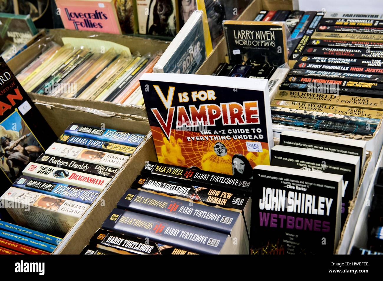 Glendale, Kalifornien, USA. 19. März 2017. Die 38. jährlichen Los Angeles Vintage Taschenbuch Sammler Show, die größte Messe ihrer Art in der Welt, verfügt über Masse-vermarktet Science Fiction, Mystery, Romantik, Hard-Boiled Detektiv und anderen Zellstoff-Taschenbücher, die beliebt waren die Mitte bis Ende des 20. Jahrhunderts. Bildnachweis: Brian Cahn/ZUMA Draht/Alamy Live-Nachrichten Stockfoto